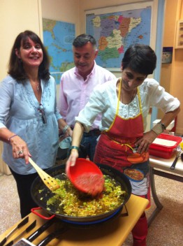 Marga Barros junto a dos alumnos de su taller de cocina